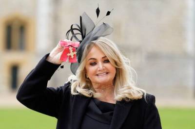 Bonnie Tyler (74) hasteoperert