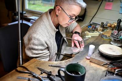 Hilde har forsikra hendene sine