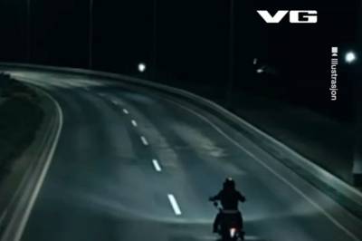 Ber ungdom sjekke lett motorsykkelen
