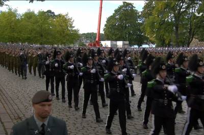 Millitæret marsjerer fra Akershus festning til Slottet