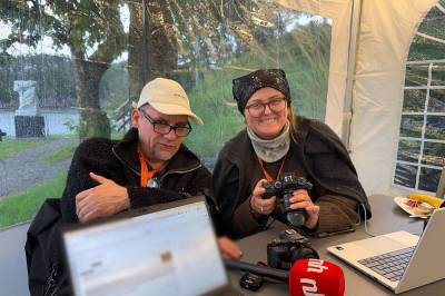 Her må lokalavis-fotografen hjelpe Noregs fremste fotograf