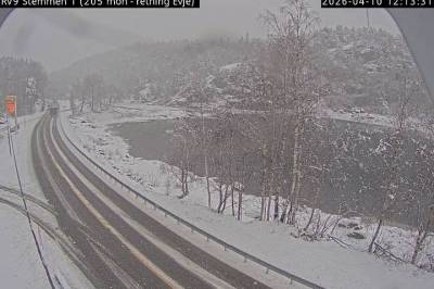 Flere vogntog står fast på snødekt riksvei på Sørlandet