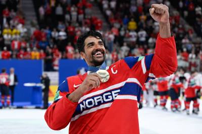 Hockey-heltenes fly tas imot med «vannkanon»