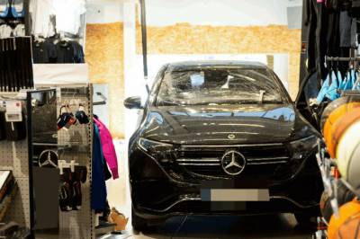 Kjørte inn i butikken