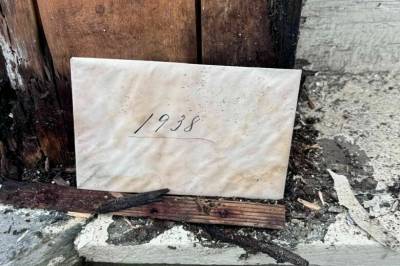 Fant nesten hundre år gammelt brev i husveggen