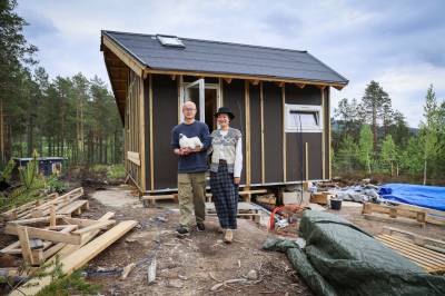 Yifan (38) og Dasheng (38) bygger mikrohus: Skal bo på 29,6 kvadratmeter