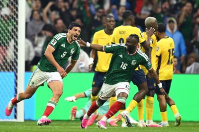 Mexico videre i VM etter show og rødt kort