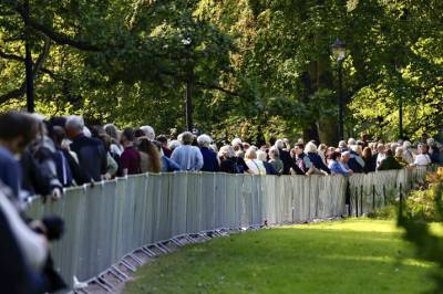 Hundrevis av mennesker i kø