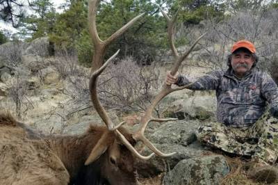Troféjeger trampet i hjel av elefanter