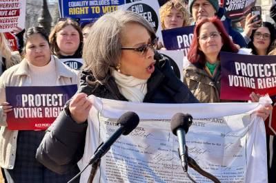 Dette skjerfet minner senatoren om hvorfor hun slåss mot en ny valglov