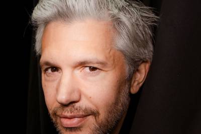 Etter atter en seerrekord: Nå logrer TV-stjernen med halen. I sitt nye teaterkostyme.