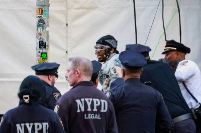 Stoppet av politiet foran superstjernene
