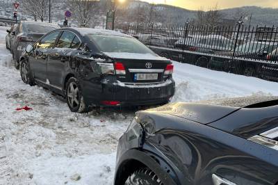 Monica og Lotte fikk bilene sine smadret – sjåføren stakk fra stedet