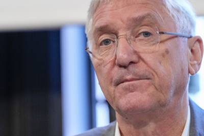 Trekker seg som forsvarer etter anklager fra politiet