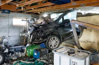 Bil krasjet inn i garasje: – Smådramatisk