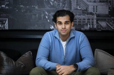 Ankit (22) har gått fra barnevern til børssuksess. Tjente 11 mill. – Aksjen er penger på gata.