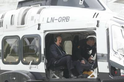 Kong Harald fraktet i politihelikopter
