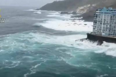 Kvinne tatt av bølge på Tenerife