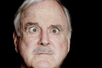 John Cleese (86) i tissenød