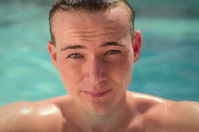 Paradise-Tobias: – Det første jenta legger merke til