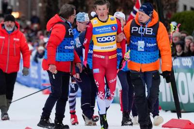Klæbo ute av sprinten i Drammen – holdt seg til hodet etter massevelt