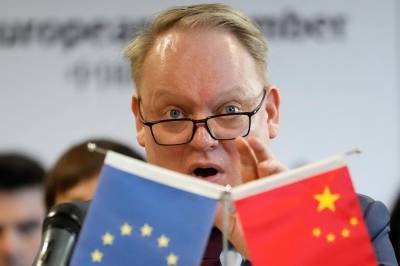 Graver seg dypere ned i Kina – blåser i advarsler om «de-risking»