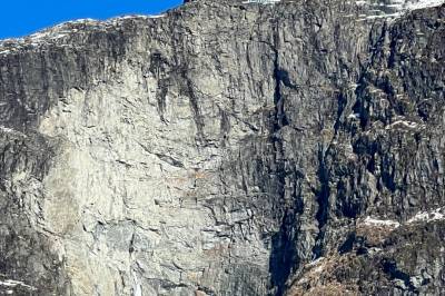 Mann i 20-årene død etter luftsportulykke i Loen