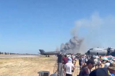 Reuters: Millitærfly styrtet under flyshow i Athen