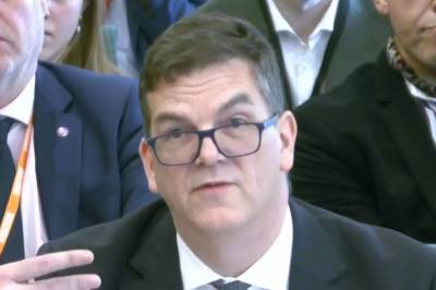 Tidligere britisk UD-topp sier han ble presset til å godkjenne Mandelson