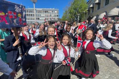Gratulerer med dagen! Her kan du følge feiringen fra hele Larvik