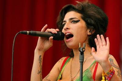 Amy Winehouse sin far tapt i retten: Må betale én million pund
