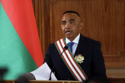 Madagaskars president Randrianirina avskjediger sin statsminister og hele regjeringen