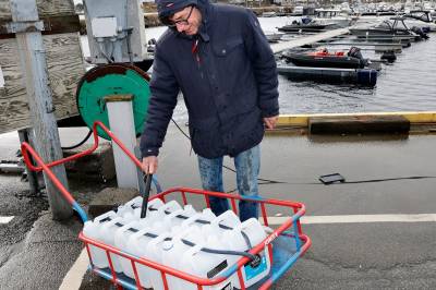 Hentet 14 kanner på bensinstasjonen - nå skal de brukes til å redde presenningen i stormen