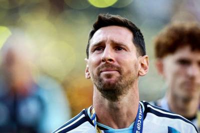 Messi sår tvil om framtiden i rørende hyllest til faren