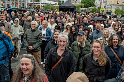«Ææææææh!» Her synger folk alt de kan på Torgallmenningen