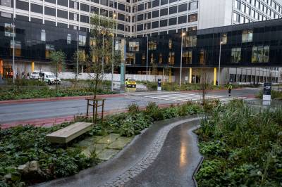 Rundt 100 takplater har falt ned på nytt sykehus