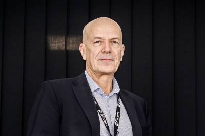 Går av som toppsjef i Elkem