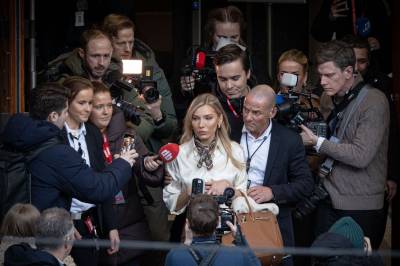 Månedens beste bilder: Kaos i retten