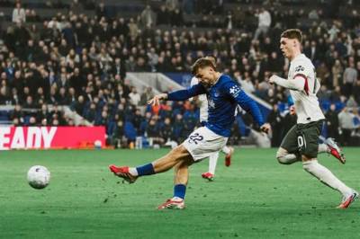 Manchester United og Aston Villa kjemper om en av de mest fremtredende midtbanespillerne i Premier League