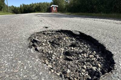 Debatt: Om de hullete veien i Lakselv