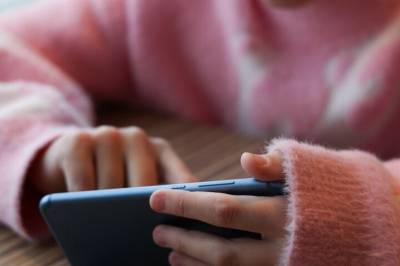 Barn som fikk sosiale medier tidlig, gjorde det dårligere på skolen