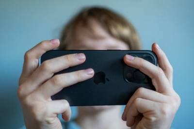 Jussprofessor: Ikke sikkert barn blir kastet ut av sosiale medier