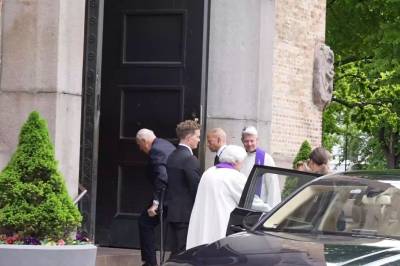 Enkemannen får klem av dronning Sonja