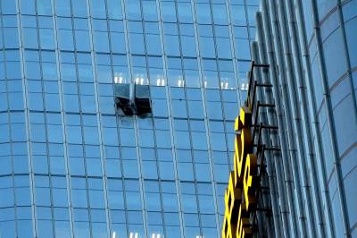 CNN: Et småfly har krasjet inn i Bejings høyeste skyskraper