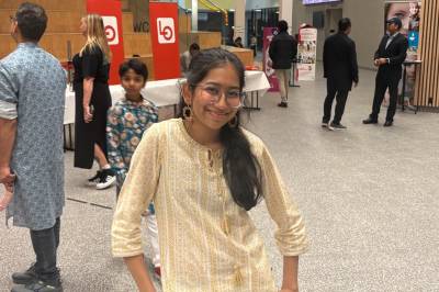 Hundrevis feiret: Aarini lærte indisk dans på Youtube