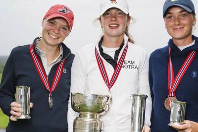 Lillebroren var «caddy». Julie (20) ble norgesmester.