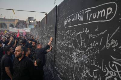 Poet i Khameneis begravelse tok til orde for Trumps død