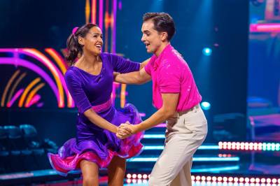 «Skal vi danse»:  Dansen i gang