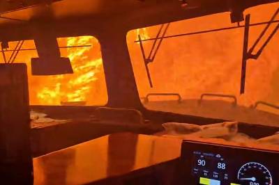 Tog omringet av flammer