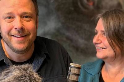 Noen bønder lar kua og kalven være sammen lenge etter fødselen. Hva skjer da?